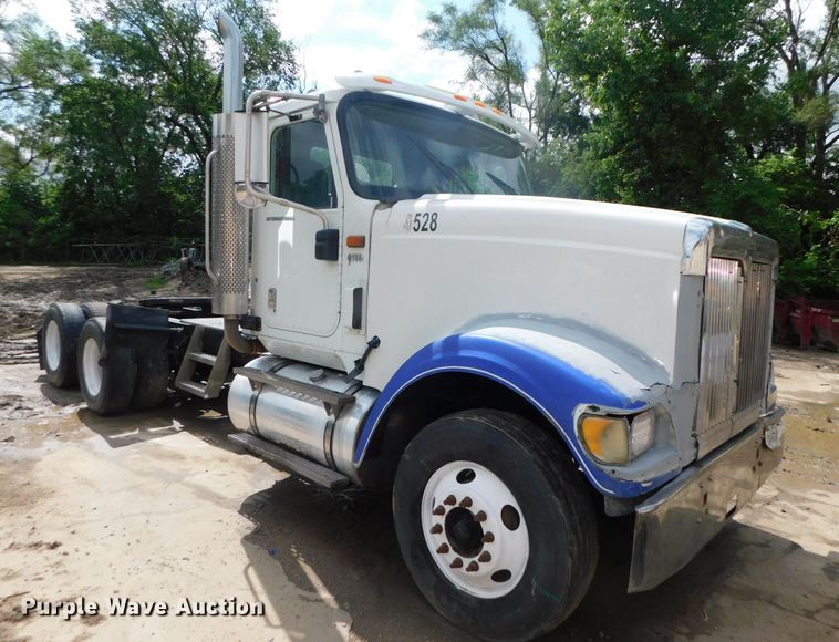 image for item DK8580 2005 International 9900i  semi truck