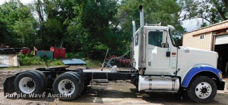 image for item DK8580 2005 International 9900i  semi truck