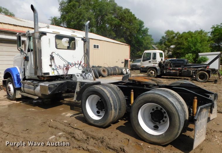 image for item DK8580 2005 International 9900i  semi truck