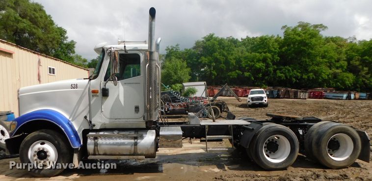 image for item DK8580 2005 International 9900i  semi truck