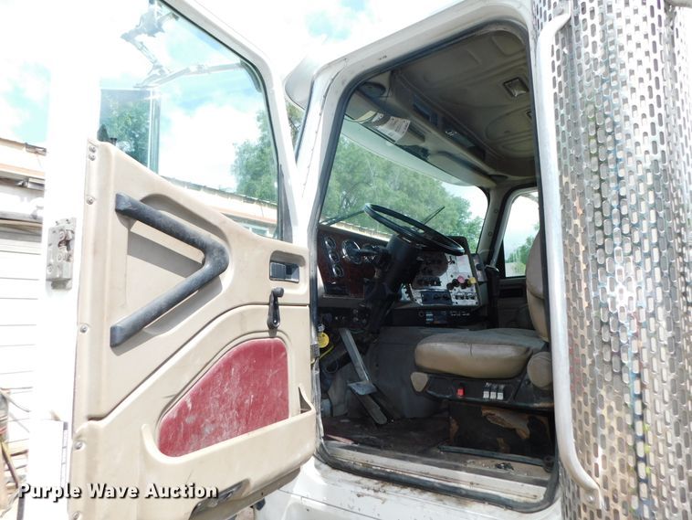 image for item DK8580 2005 International 9900i  semi truck