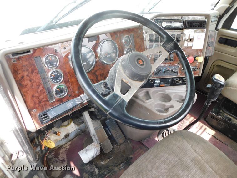 image for item DK8580 2005 International 9900i  semi truck