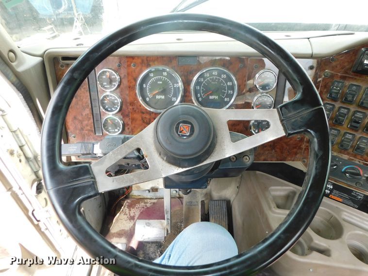 image for item DK8580 2005 International 9900i  semi truck