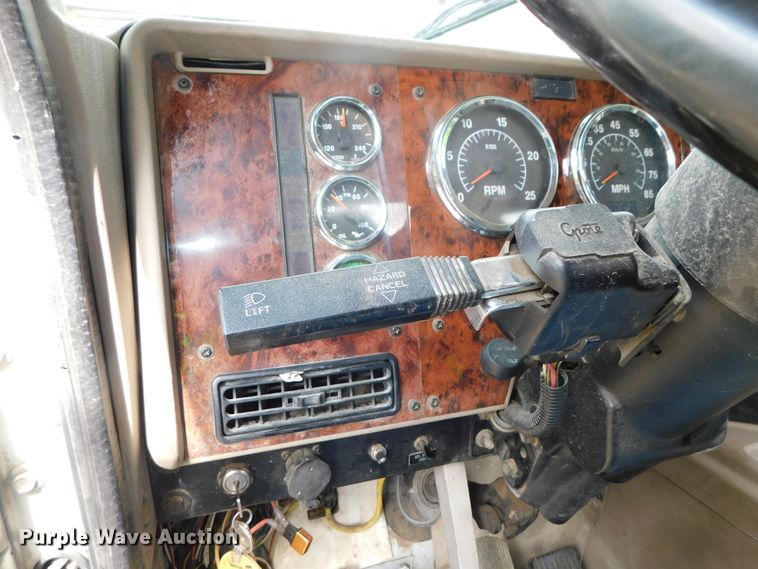 image for item DK8580 2005 International 9900i  semi truck