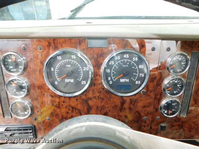 image for item DK8580 2005 International 9900i  semi truck