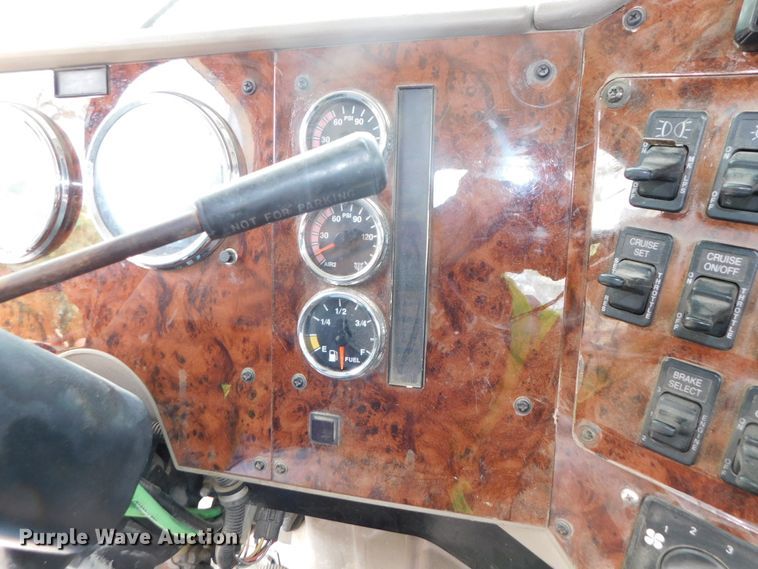 image for item DK8580 2005 International 9900i  semi truck