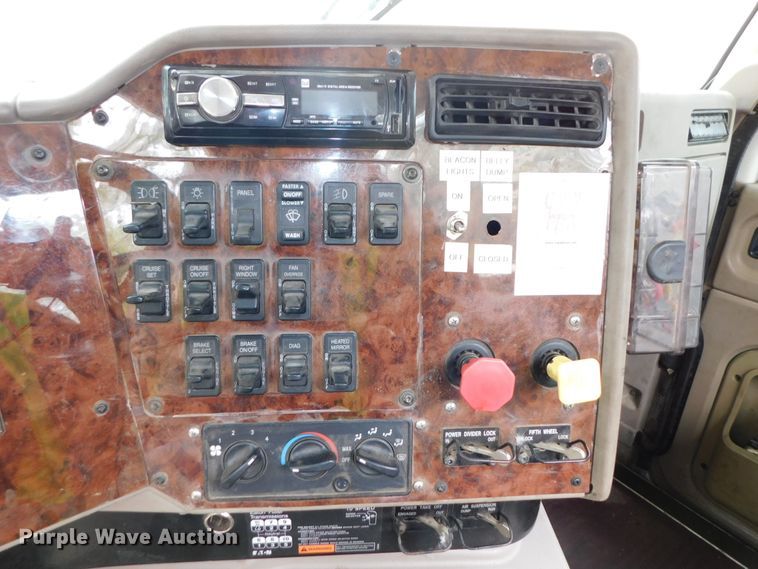 image for item DK8580 2005 International 9900i  semi truck