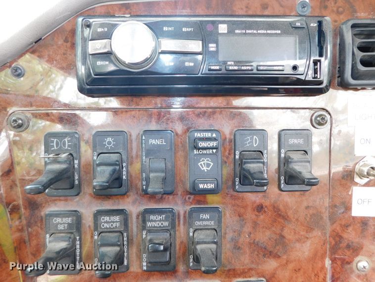 image for item DK8580 2005 International 9900i  semi truck