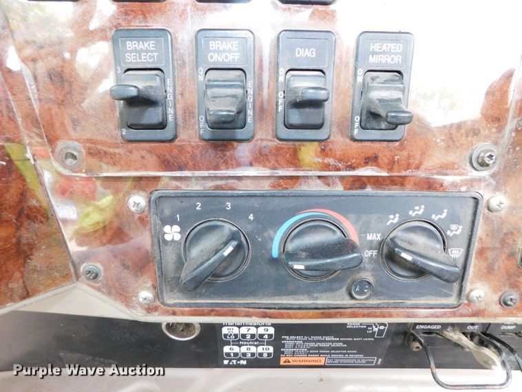 image for item DK8580 2005 International 9900i  semi truck