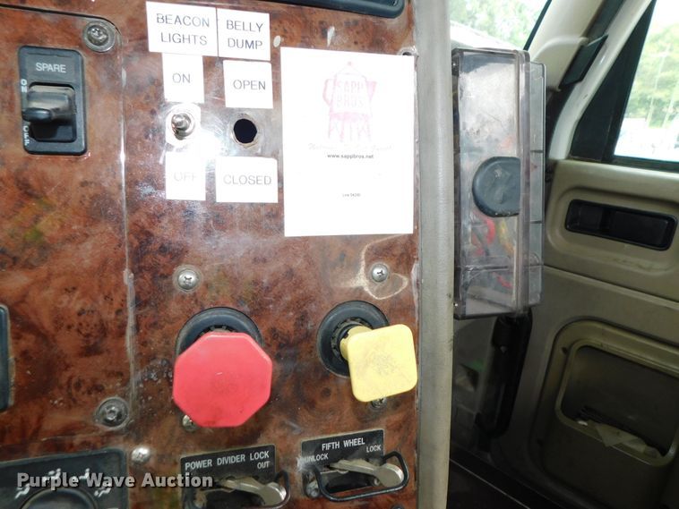 image for item DK8580 2005 International 9900i  semi truck