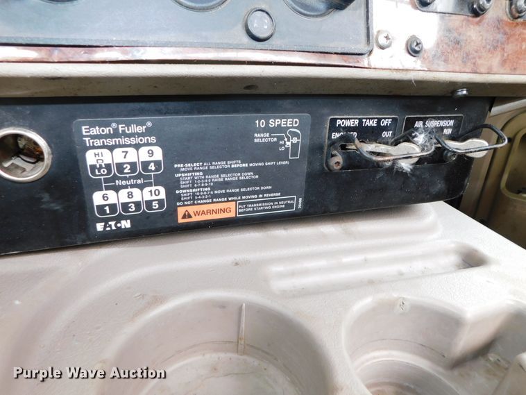 image for item DK8580 2005 International 9900i  semi truck