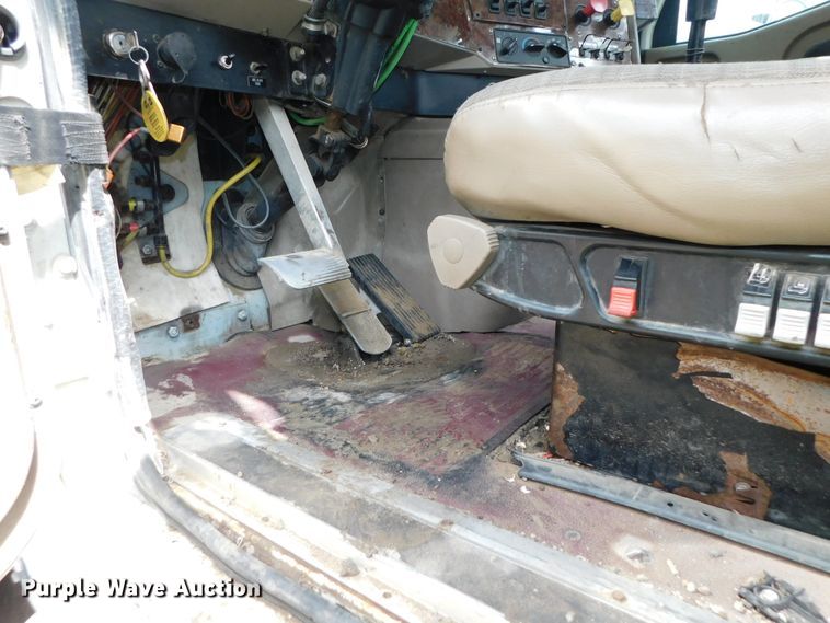 image for item DK8580 2005 International 9900i  semi truck