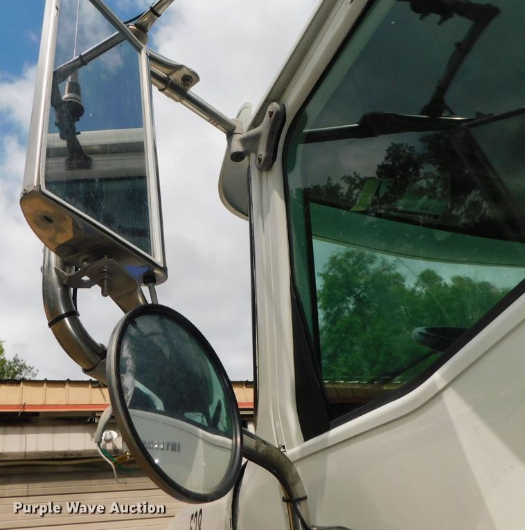 image for item DK8580 2005 International 9900i  semi truck