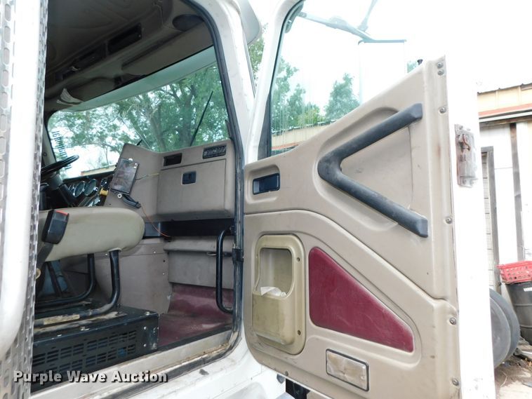 image for item DK8580 2005 International 9900i  semi truck