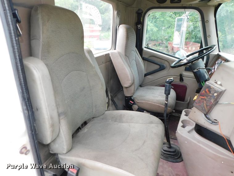 image for item DK8580 2005 International 9900i  semi truck