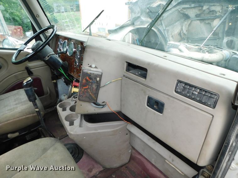 image for item DK8580 2005 International 9900i  semi truck