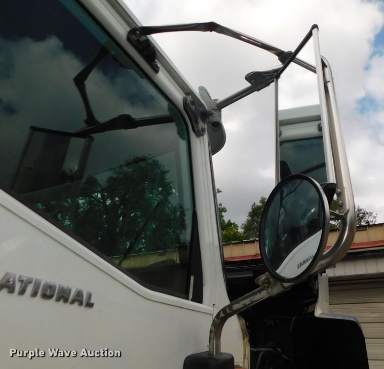 image for item DK8580 2005 International 9900i  semi truck