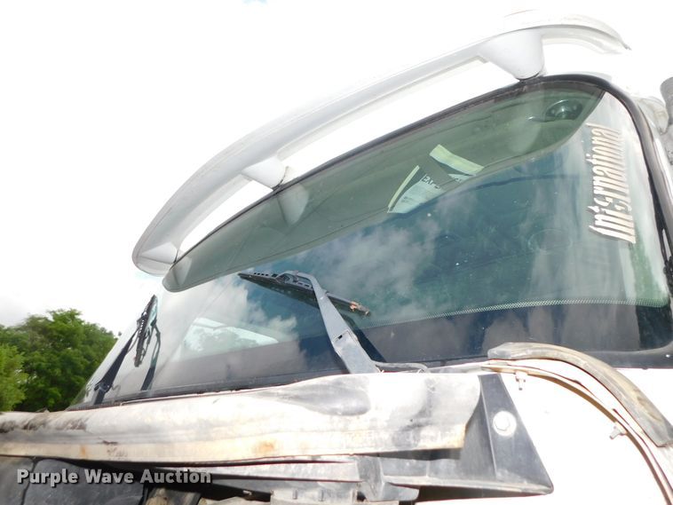 image for item DK8580 2005 International 9900i  semi truck