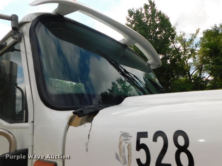 image for item DK8580 2005 International 9900i  semi truck