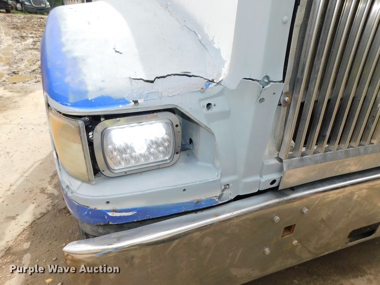 image for item DK8580 2005 International 9900i  semi truck