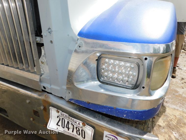 image for item DK8580 2005 International 9900i  semi truck