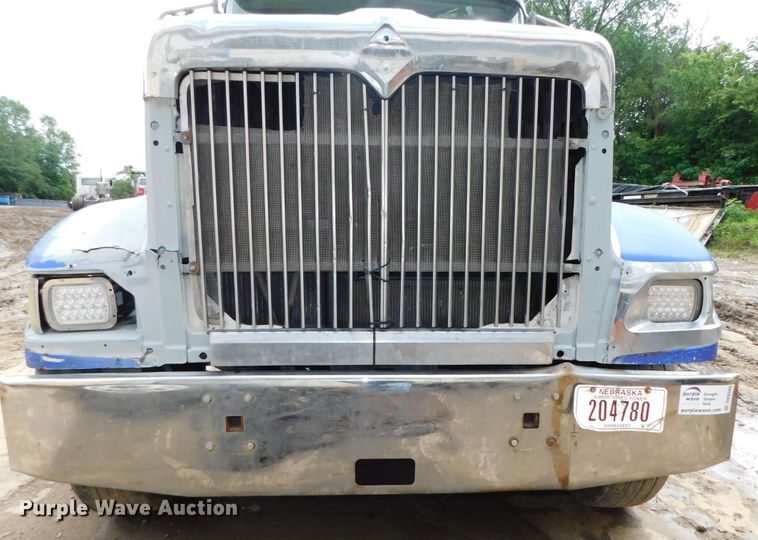 image for item DK8580 2005 International 9900i  semi truck