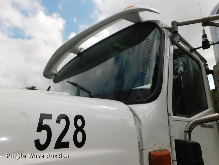 image for item DK8580 2005 International 9900i  semi truck