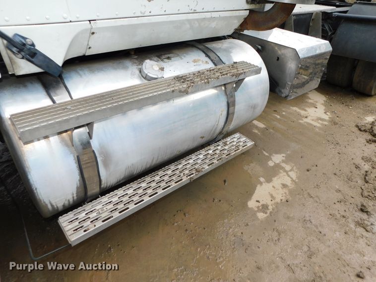 image for item DK8580 2005 International 9900i  semi truck