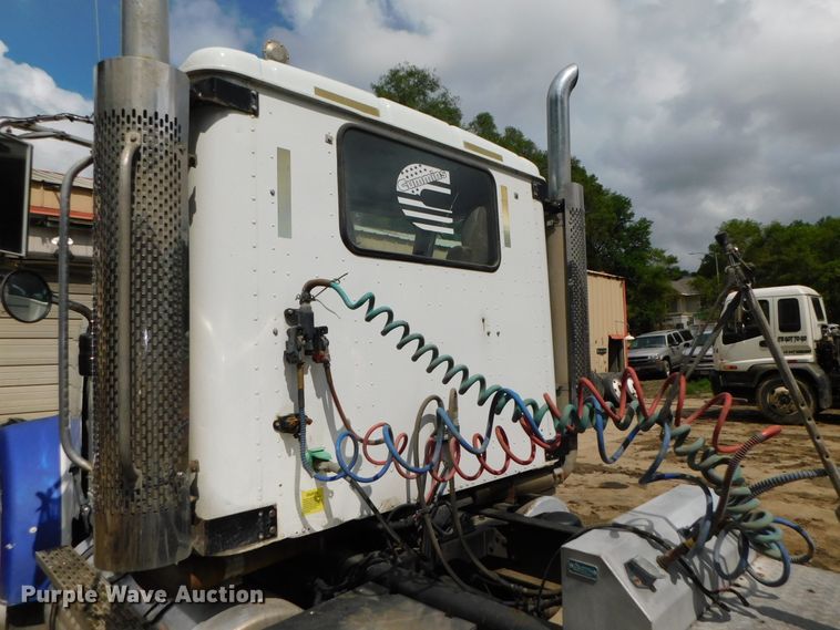 image for item DK8580 2005 International 9900i  semi truck