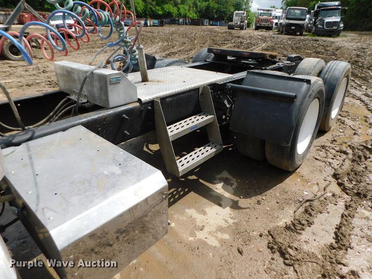 image for item DK8580 2005 International 9900i  semi truck