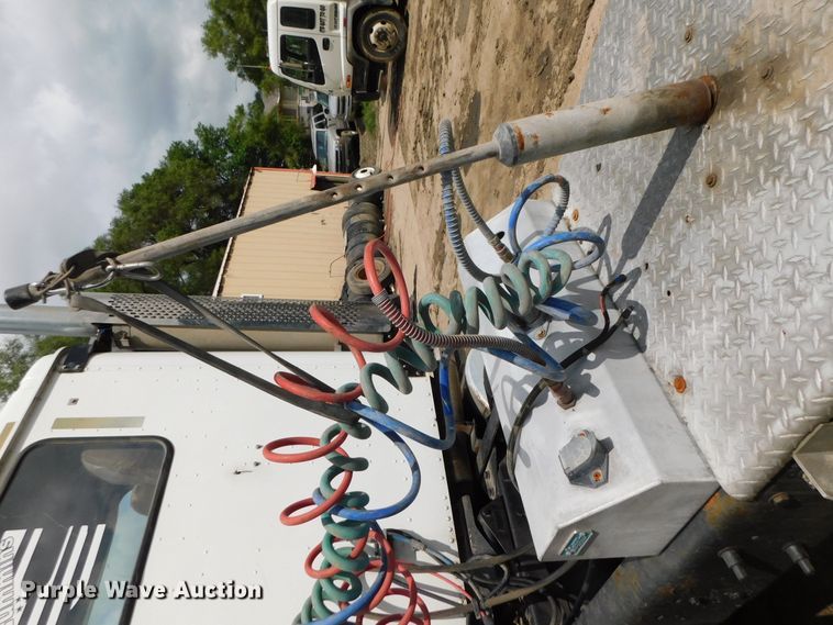 image for item DK8580 2005 International 9900i  semi truck