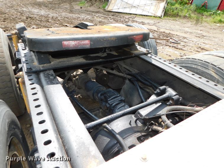 image for item DK8580 2005 International 9900i  semi truck