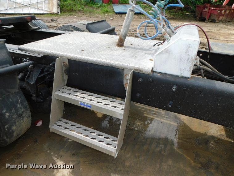 image for item DK8580 2005 International 9900i  semi truck