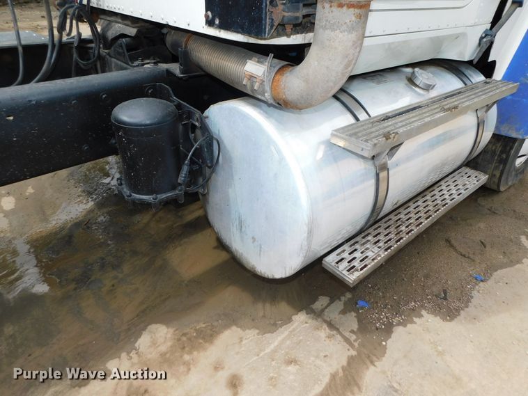 image for item DK8580 2005 International 9900i  semi truck