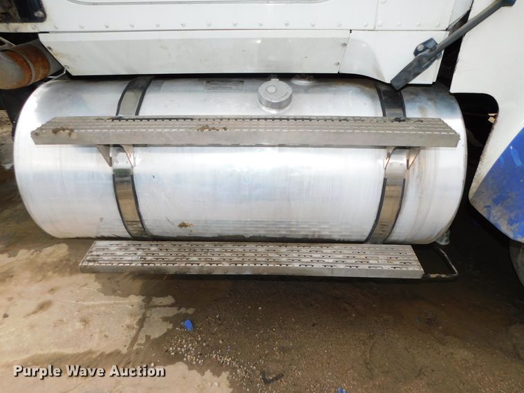 image for item DK8580 2005 International 9900i  semi truck