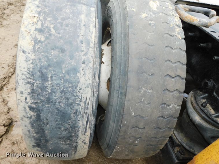 image for item DK8580 2005 International 9900i  semi truck