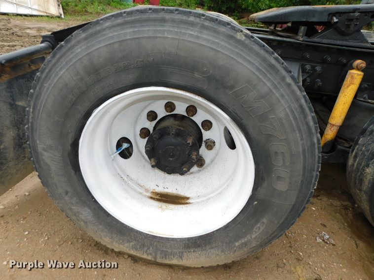 image for item DK8580 2005 International 9900i  semi truck