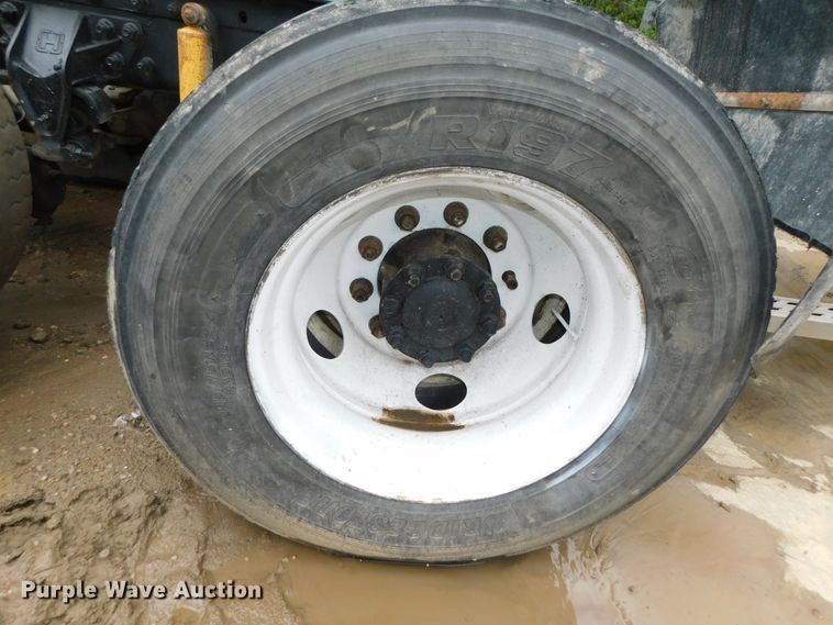 image for item DK8580 2005 International 9900i  semi truck