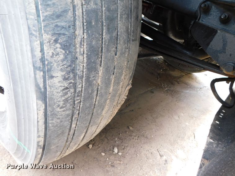 image for item DK8580 2005 International 9900i  semi truck