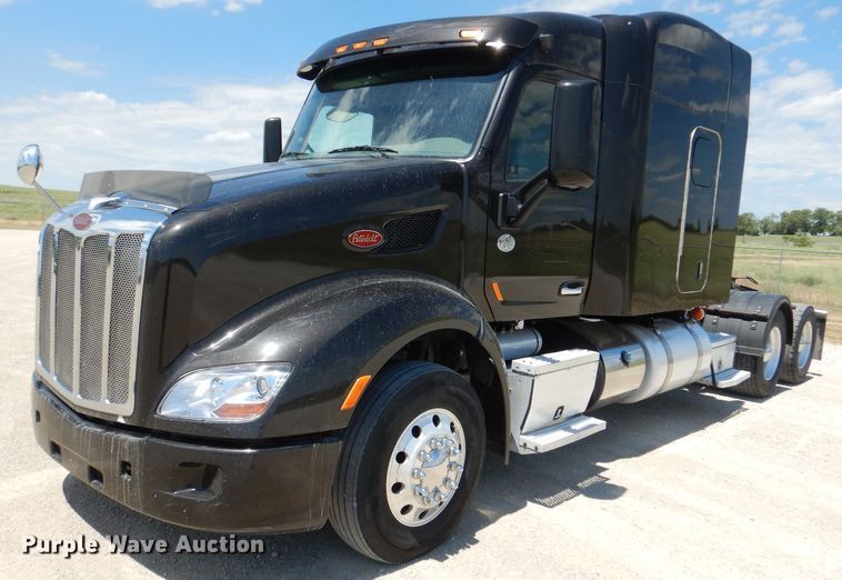 image for item DM0087 2015 Peterbilt 579  semi truck