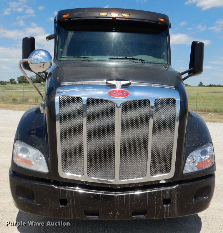 image for item DM0087 2015 Peterbilt 579  semi truck