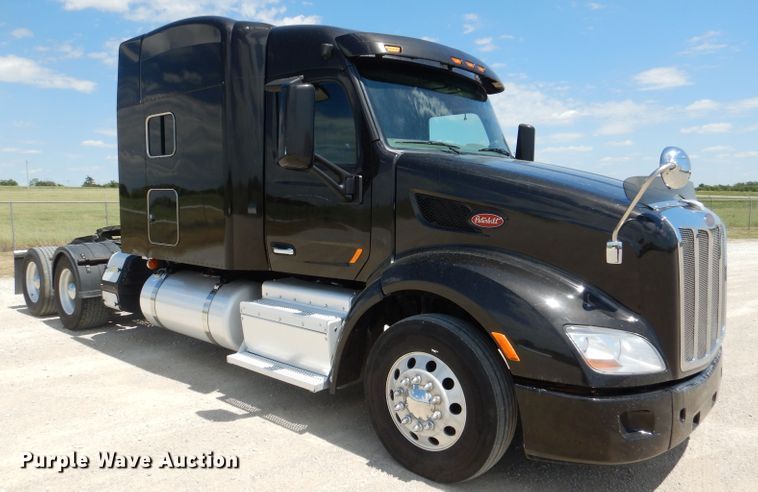 image for item DM0087 2015 Peterbilt 579  semi truck