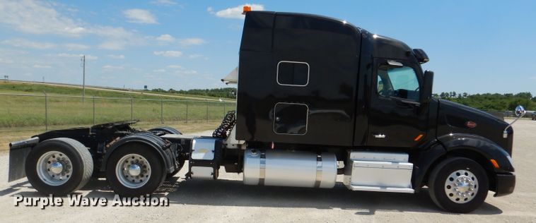 image for item DM0087 2015 Peterbilt 579  semi truck