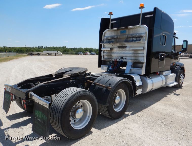 image for item DM0087 2015 Peterbilt 579  semi truck
