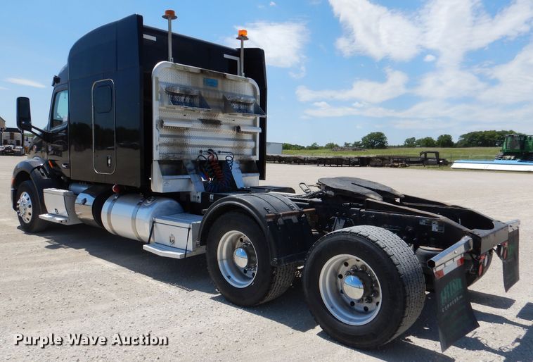 image for item DM0087 2015 Peterbilt 579  semi truck