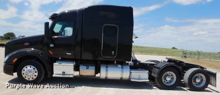 image for item DM0087 2015 Peterbilt 579  semi truck