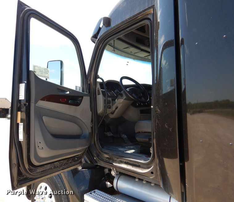 image for item DM0087 2015 Peterbilt 579  semi truck