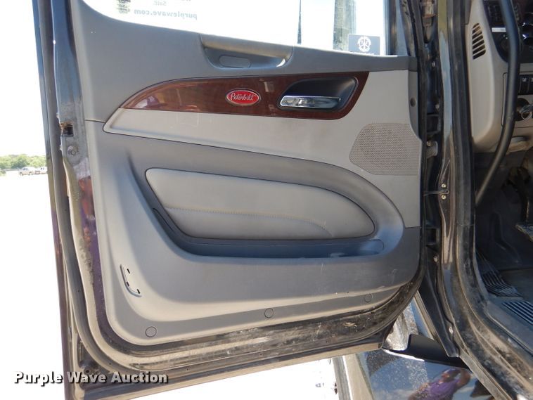 image for item DM0087 2015 Peterbilt 579  semi truck