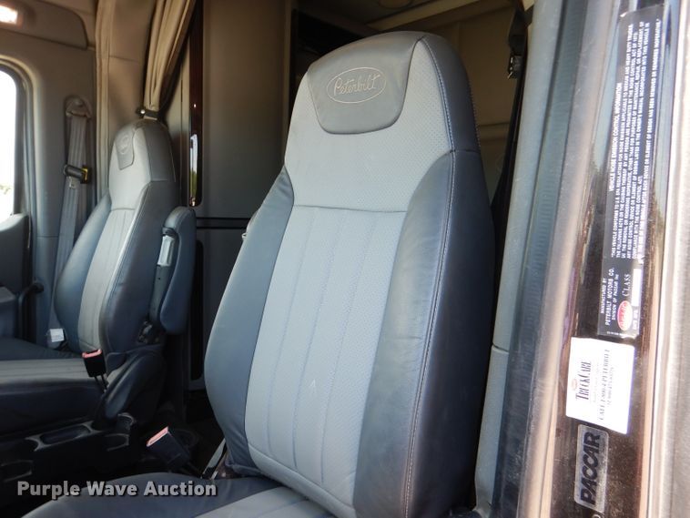 image for item DM0087 2015 Peterbilt 579  semi truck