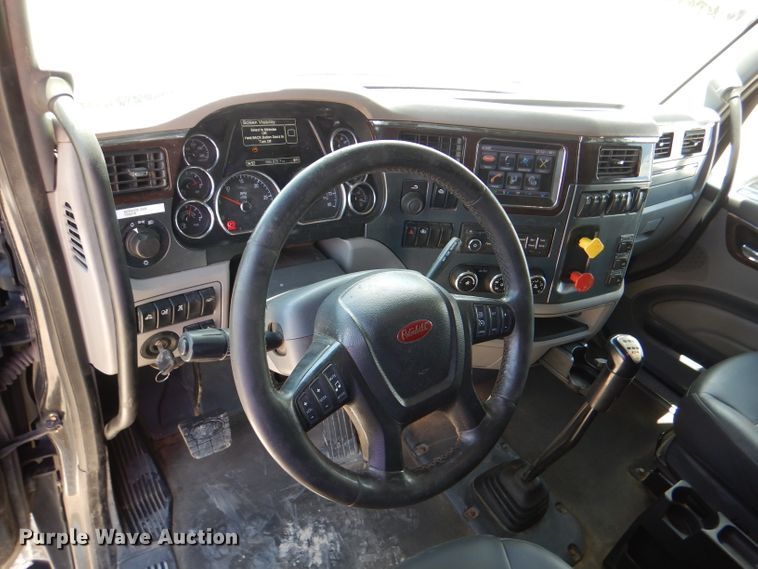 image for item DM0087 2015 Peterbilt 579  semi truck